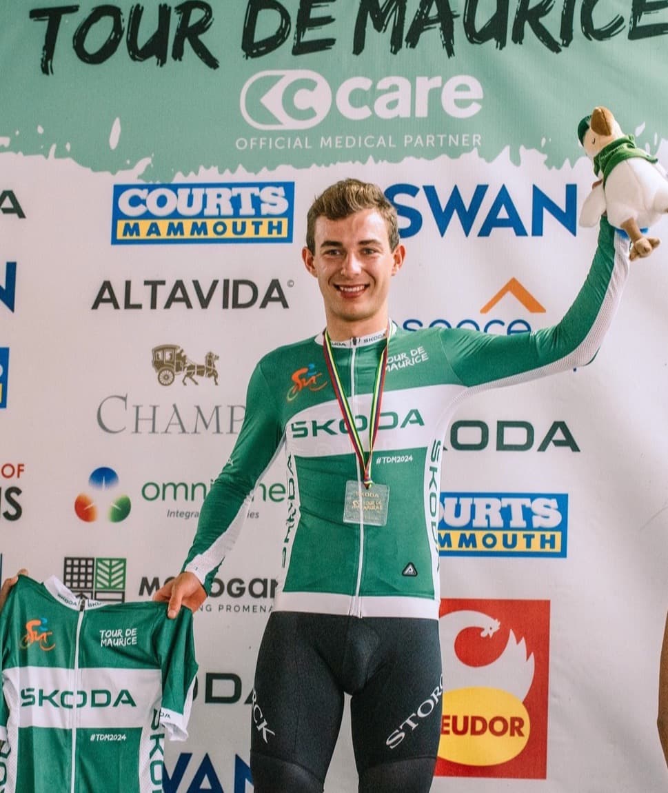 Arthur Lenné auf dem Podium der Tour de Maurice 2024 im grünen Trikot